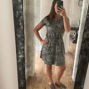 Simple cinch waist T-shirt leopard dress